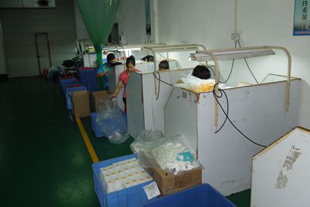 對(duì)硅膠產(chǎn)品進(jìn)行檢驗(yàn)和拆邊線 對(duì)硅膠產(chǎn)品進(jìn)行檢驗(yàn)和拆邊線